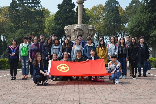 公司團(tuán)委組織祭掃烈士陵園